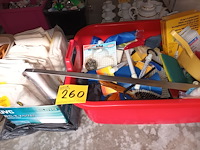 Lot 260 - huisraad en poetsmateriaal. 3 bakken