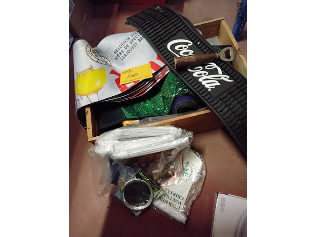 Lot 260 - lot verzamelartikelen met merken van drank oa matjes, vlagge - afbeelding 1 van  1