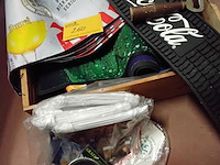 Lot 260 - lot verzamelartikelen met merken van drank oa matjes, vlagge - afbeelding 1 van  1