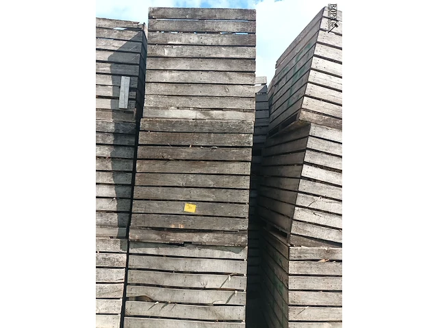 Lot 261 - houten kist met zaagmeel. 3 stuks - afbeelding 1 van  1
