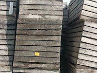 Lot 261 - houten kist met zaagmeel. 3 stuks