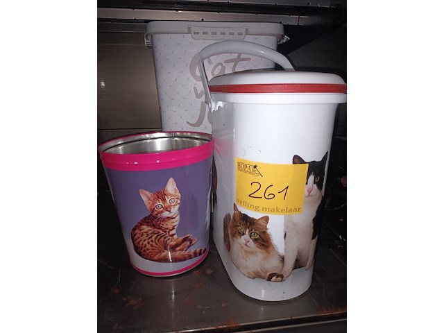Lot 261 - voorraaddozen voor dierenvoer. 3 stuks - afbeelding 1 van  3