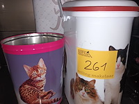 Lot 261 - voorraaddozen voor dierenvoer. 3 stuks - afbeelding 1 van  3