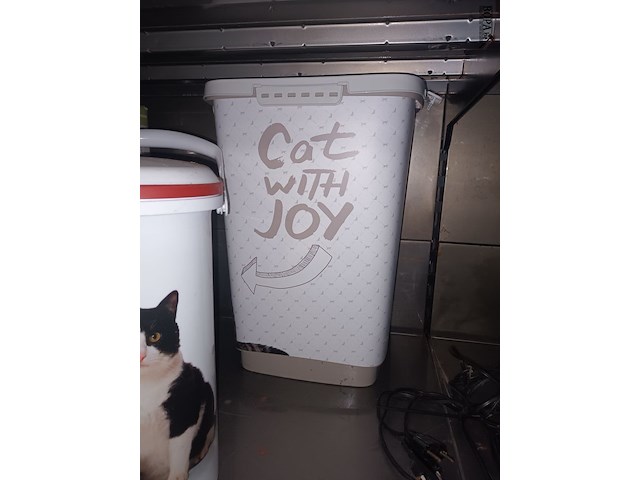 Lot 261 - voorraaddozen voor dierenvoer. 3 stuks - afbeelding 2 van  3