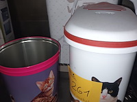 Lot 261 - voorraaddozen voor dierenvoer. 3 stuks - afbeelding 3 van  3