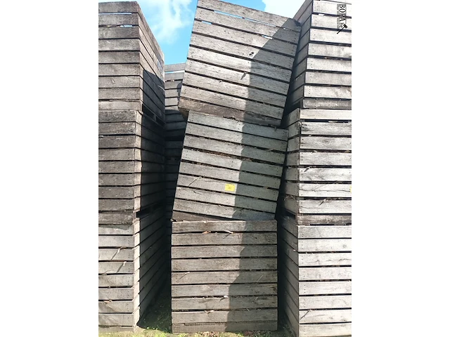 Lot 262 - houten kist met zaagmeel. 3 stuks - afbeelding 1 van  1