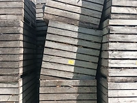Lot 262 - houten kist met zaagmeel. 3 stuks