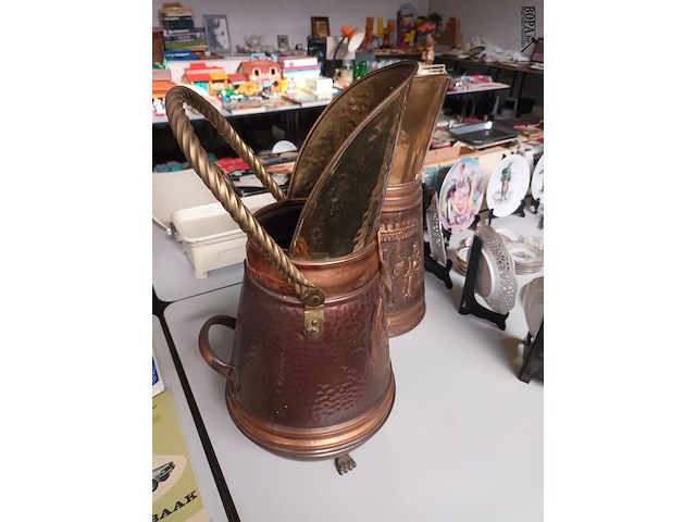 Lot 262 - koperen kolenemmer. 2 stuks - afbeelding 2 van  5