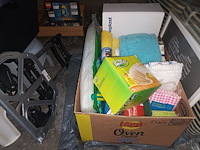 Lot 262 - poetsmateriaal en huisraad - afbeelding 2 van  5