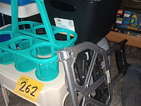 Lot 262 - poetsmateriaal en huisraad - afbeelding 3 van  5