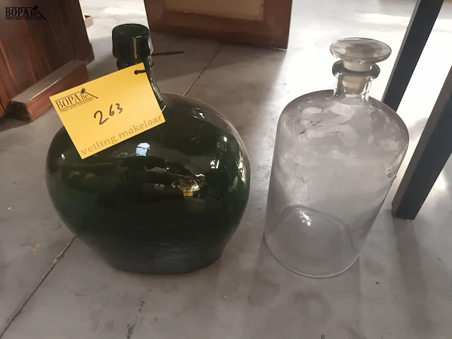 Lot 263 - glazen flessen. 2 stuks - afbeelding 1 van  4