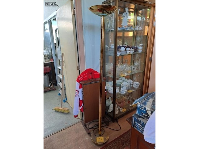 Lot 263 - goudkleurige staande plafondlamp - afbeelding 1 van  3