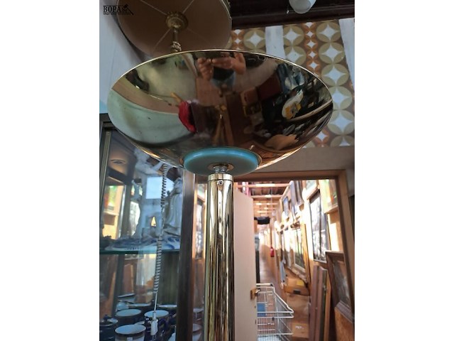 Lot 263 - goudkleurige staande plafondlamp - afbeelding 2 van  3