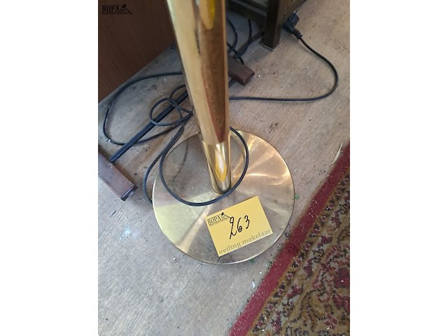 Lot 263 - goudkleurige staande plafondlamp - afbeelding 3 van  3