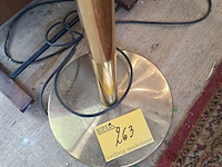 Lot 263 - goudkleurige staande plafondlamp - afbeelding 3 van  3