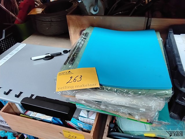 Lot 263 - kantoorbenodigdheden allerlei, mappen, magnetisch bord - afbeelding 1 van  1