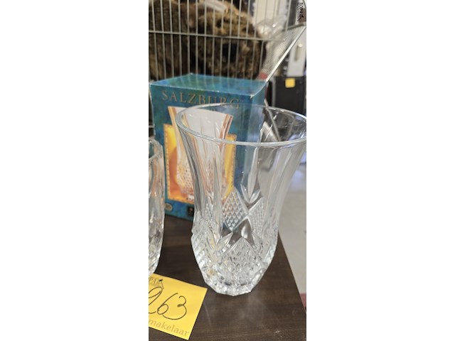 Lot 263 - vazen en karaffen 4 stuks - afbeelding 4 van  5