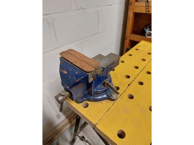 Lot 263 - work mate met bankschroef - afbeelding 2 van  2