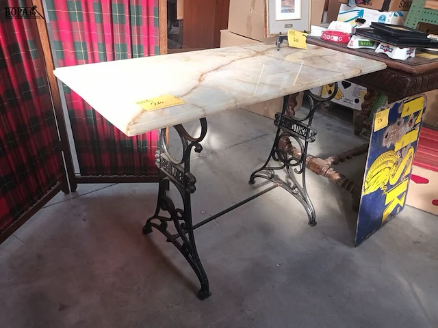 Lot 264 - bistro tafel met onyx blad - afbeelding 1 van  4