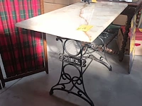 Lot 264 - bistro tafel met onyx blad - afbeelding 2 van  4