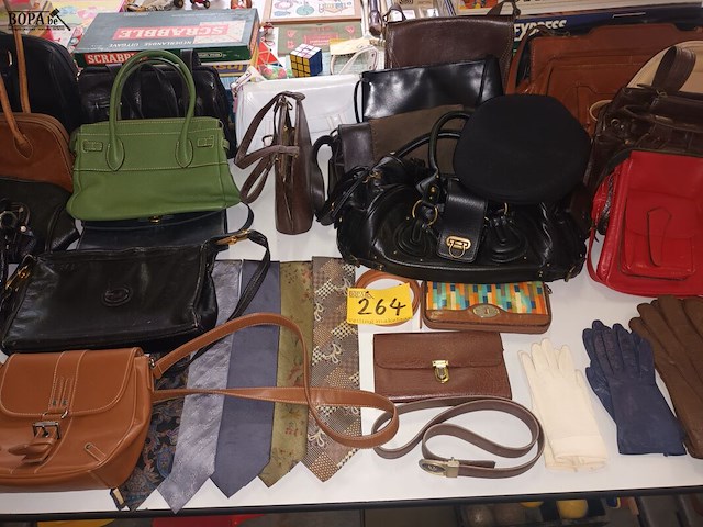 Lot 264 - handtassen, handschoenen en dassen. 35 stuks - afbeelding 1 van  6