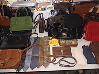Lot 264 - handtassen, handschoenen en dassen. 35 stuks - afbeelding 1 van  6