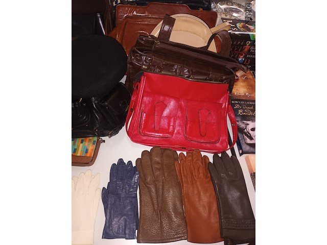 Lot 264 - handtassen, handschoenen en dassen. 35 stuks - afbeelding 2 van  6