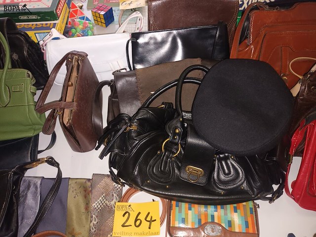 Lot 264 - handtassen, handschoenen en dassen. 35 stuks - afbeelding 3 van  6