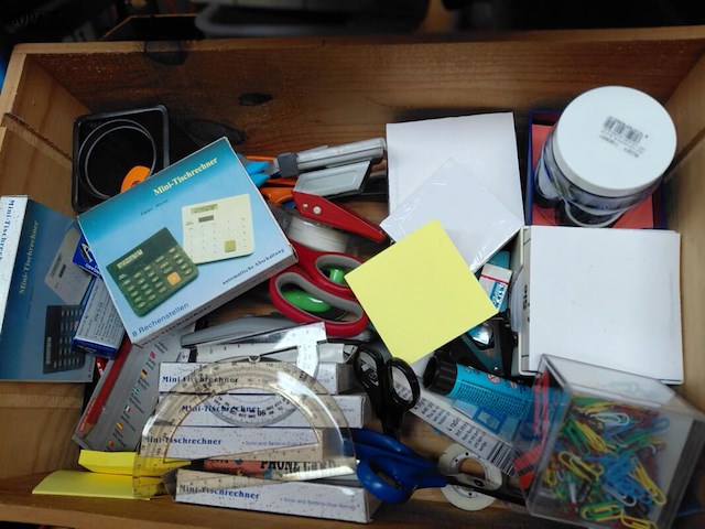 Lot 264 - kantoorbenodigdheden allerlei oa inkt, balpen, scharen, reke - afbeelding 1 van  2