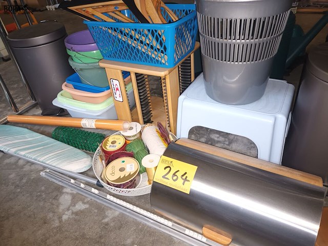 Lot 264 - poetsmateriaal en huisraad. 19 stuks - afbeelding 1 van  5