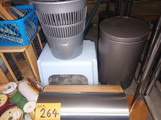 Lot 264 - poetsmateriaal en huisraad. 19 stuks - afbeelding 2 van  5