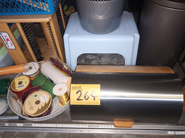 Lot 264 - poetsmateriaal en huisraad. 19 stuks - afbeelding 3 van  5