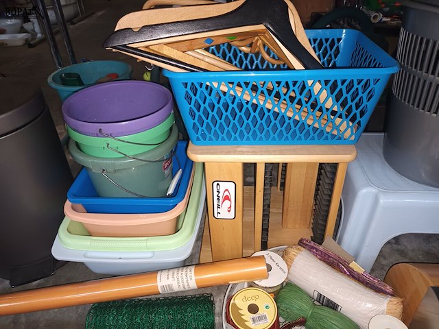 Lot 264 - poetsmateriaal en huisraad. 19 stuks - afbeelding 4 van  5