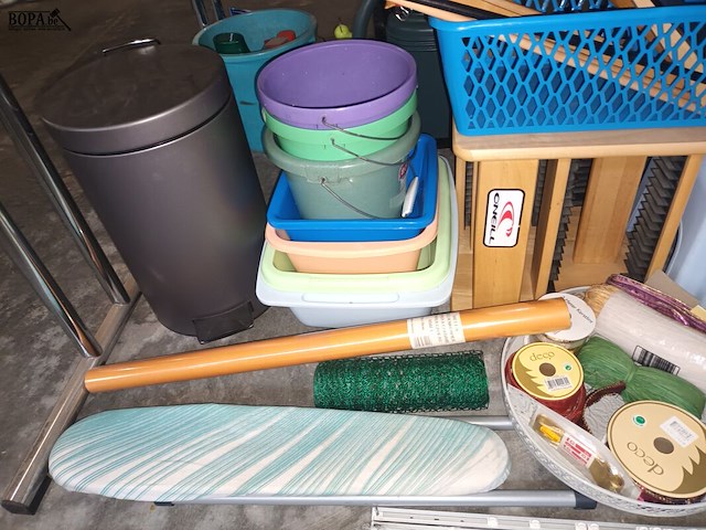 Lot 264 - poetsmateriaal en huisraad. 19 stuks - afbeelding 5 van  5