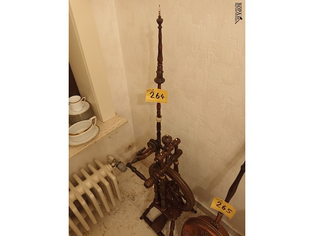 Lot 264 - spinnewiel - afbeelding 1 van  4