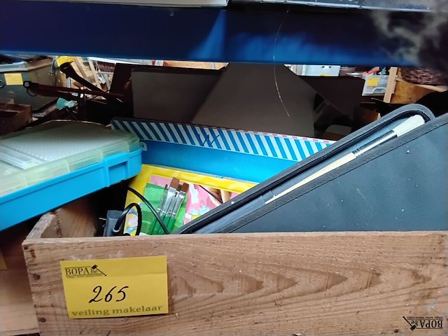 Lot 265 - creatieve materialen: doebox - verf - penselen - canvas - kl - afbeelding 1 van  3