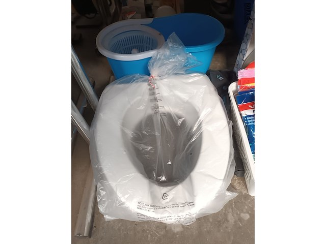 Lot 265 - huisraad en poetsmateriaal - afbeelding 2 van  4