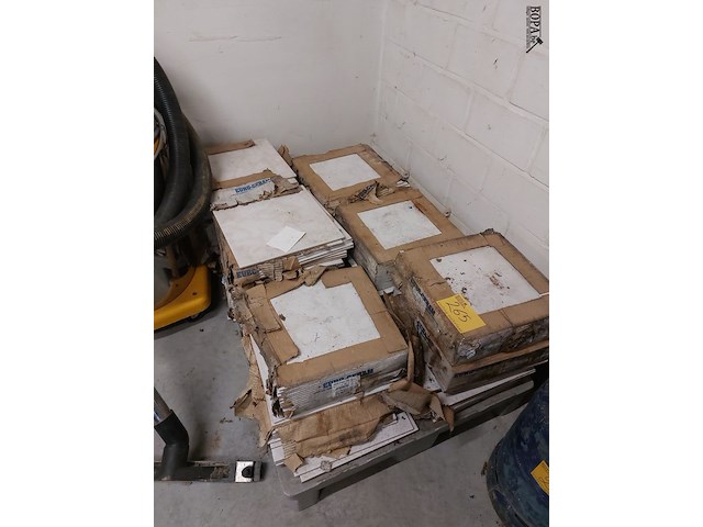 Lot 265 - pallet met vloertegels van 33 x 33 - afbeelding 1 van  2