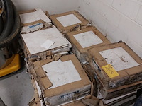 Lot 265 - pallet met vloertegels van 33 x 33 - afbeelding 1 van  2