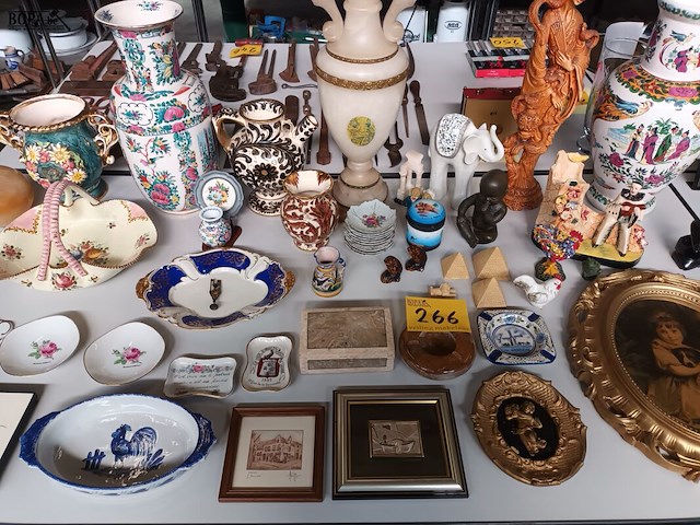 Lot 266 - beelden, vazen en decoratie. 45 stuks - afbeelding 1 van  7