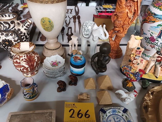 Lot 266 - beelden, vazen en decoratie. 45 stuks - afbeelding 4 van  7