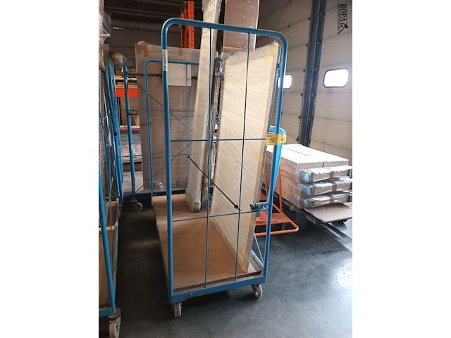 Lot 266 - blauwe transportkar met inhoud - afbeelding 1 van  3