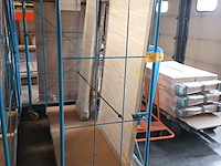 Lot 266 - blauwe transportkar met inhoud - afbeelding 1 van  3