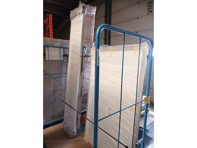 Lot 266 - blauwe transportkar met inhoud - afbeelding 2 van  3