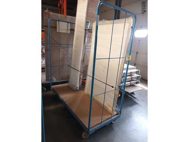 Lot 266 - blauwe transportkar met inhoud - afbeelding 3 van  3