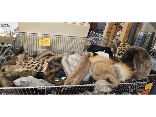 Lot 266 - groot lot bont mutsen, sjaals... - afbeelding 1 van  4