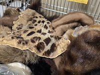 Lot 266 - groot lot bont mutsen, sjaals... - afbeelding 2 van  4