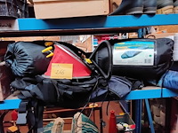 Lot 266 - kampeerspullen: rugzak 2, slaapzak 2, pomp, kleine tent - afbeelding 1 van  1