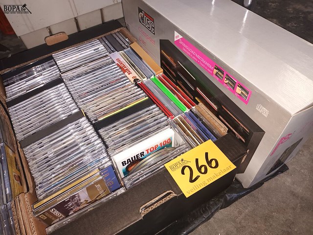 Lot 266 - muziek cd’s en rekje - afbeelding 1 van  3