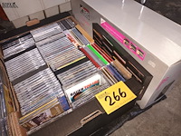 Lot 266 - muziek cd’s en rekje